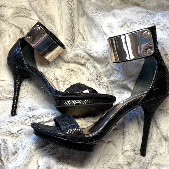Jennifer Lopez size 6 high heels snake like material - Picture 2 of 4